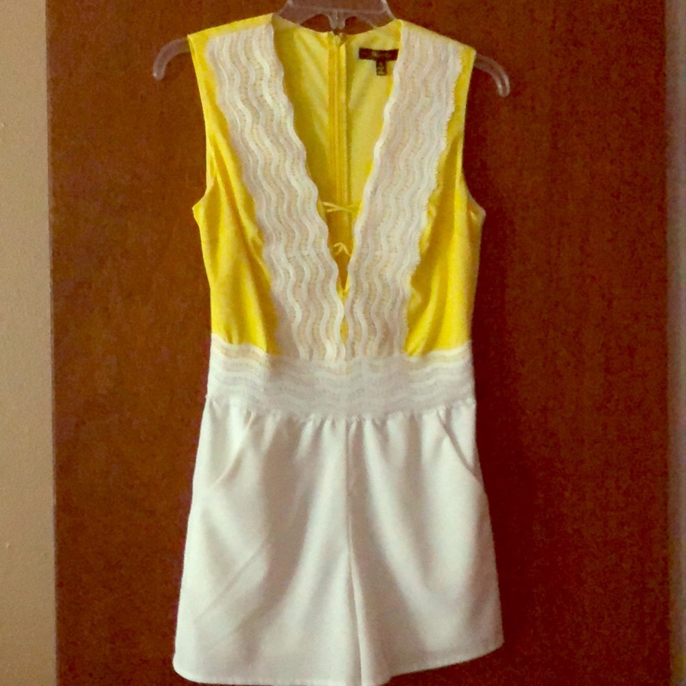 Yellow and white romper like new